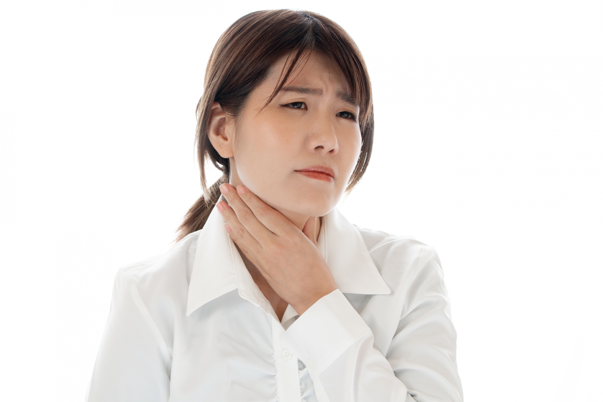 のどが詰まる感じに悩む女性